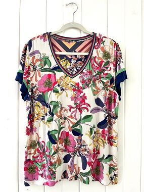 Johnny Was Janie Short Sleeve V-neck Tee, Sz XL (P2P 22”)